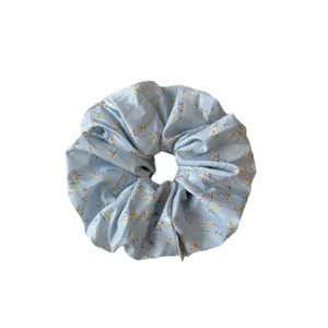 Coletero de pelo floral azul pastel para mujer, cinta de tela bonita con pequeñas flores.