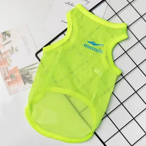 Detailansicht der atmungsaktiven neongrünen Mesh Hundeweste, Sommer Tierkleidung für kleine Hunde.