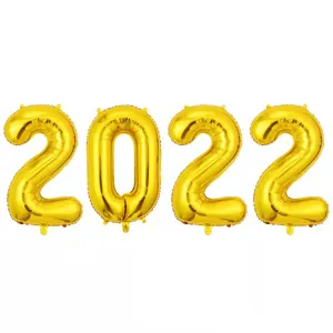 Détail macro de grands ballons en aluminium dorés 2022 pour la fête du Nouvel An