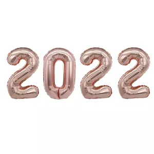 Détail des ballons 2022 en aluminium or rose pour la décoration de fête et soirée