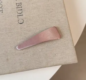 Fermaglio per capelli in satin rosa da donna, molletta lucida e accessorio per frangia.