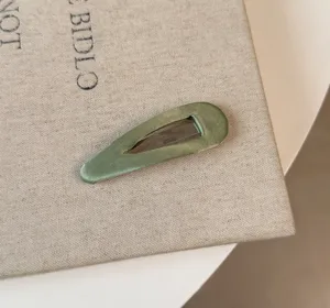 Fermaglio per capelli in raso verde da donna, forcina BB in tessuto lucido, accessorio elegante.