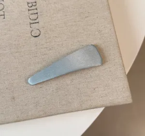 Elegante fermaglio per capelli in satin lucido per donna, accessorio chic minimale.