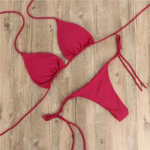 Sexy roze tweedelige bikini badmode met smalle schouderbandjes en gewatteerd ontwerp.