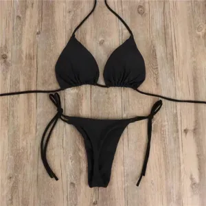 Costume da bagno bikini nero sexy con top halter e dettagli di slip con lacci laterali.