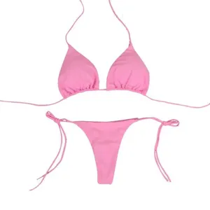 Splendido bikini rosa a due pezzi con reggiseno a triangolo e slip regolabile con lacci laterali.
