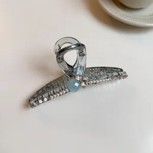 Élégante pince à cheveux en acrylique gris avec strass perles et cristal pour coiffure chic femme.