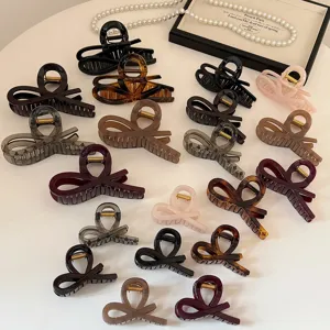 Eleganti mollette per capelli in acrilico con design incrociato unico per acconciature giornaliere.