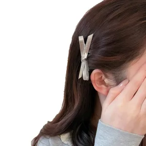 Ασημένια μεταλλική τσιμπιδίδα μαλλιών φιόγκος για γυναίκες, κομψό αξεσουάρ και μοντέρνα κοκαλάκι.