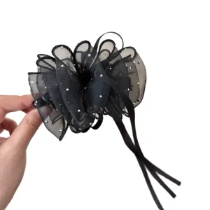 Fermaglio per capelli in organza nera con strass e nastri, elegante fiocco in rete clip verticale.