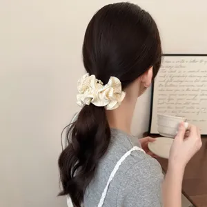 Elegantes plissiertes Haargummi mit goldenem Akzent, bequemes elastisches Haarband für Alltag.