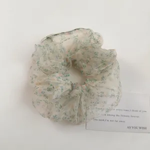 Detailansicht des blumigen Organza-Haargummis, ästhetisches Haarzubehör mit Grußkarte.