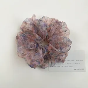 Detailansicht eines vintage blumigen Organza Haargummis, flauschig für schicke Frisuren.