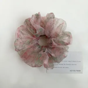 Detailansicht des Organza Haargummis mit Retro Blumenmuster und weich fluffiger Textur.