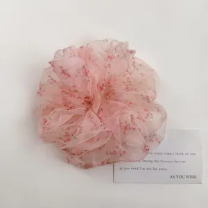 Detailansicht des rosa blumigen Organza Haargummis, fluffiges Vintage Haarband für Damen