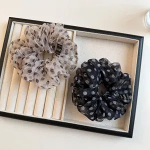 Detailansicht stilvoller koreanischer Organza Haargummis mit Punkten, elegante Haaraccessoires.