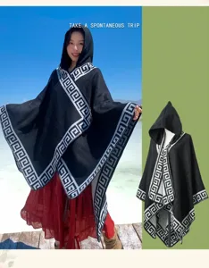 Capa negra con capucha de estilo étnico y patrón geométrico, ideal para viajes y días de invierno.