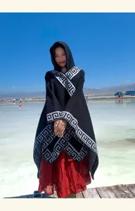 Capa negra con capucha para mujer estilo étnico con patrón geométrico griego blanco para invierno.