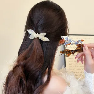 Elegante pinza de pelo con con lazo de acetato, ideal para peinados semirecogidos y diario.