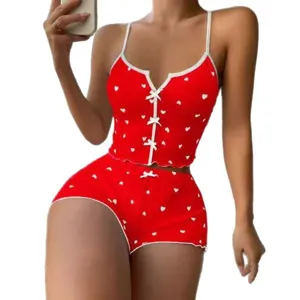 Completo pigiama con stampa cuore rosso e pantaloncini, abbigliamento notte fiocco.