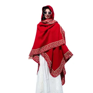 Capa con capucha roja estilo étnico mujer invierno cálido patrón de meandro chal bufanda