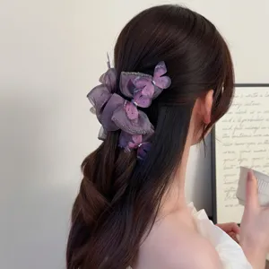 Exquisites Detail der violetten Netzschleife Haarklammer, eleganter Haarschmuck.
