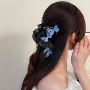 Elegante schwarze Mesh-Schleife Haarklammer mit blauen Schmetterlingen für süße Damenfrisuren.