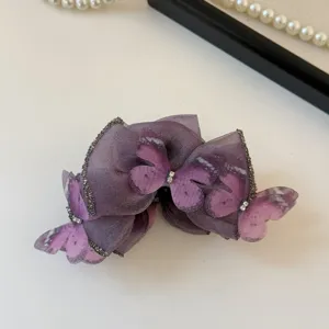 Elegante violette Organza Schleife Haarklammer mit Schmetterlingen und Strass für Damen.