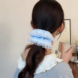 Vista detallada del coletero azul de malla con volantes, diseño dulce y elegante estilo coreano.