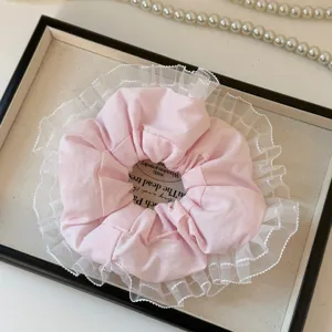 Coletero rosa dulce estilo coreano con borde de encaje blanco, elegante accesorio para el pelo.