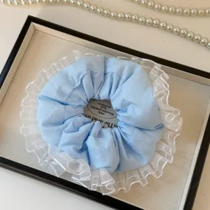 Primer plano detallado de un coletero azul claro con un borde de encaje blanco muy elegante.