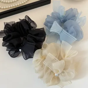 Chouchous en organza élégants avec jolis nœuds papillon et perles pour coiffure tendance.