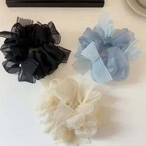 Chouchous en organza filet avec rubans et perles, attaches cheveux duveteuses détail.