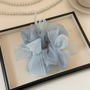 Chouchou en organza bleu clair avec rubans et perles, accessoire de cheveux doux et duveteux.