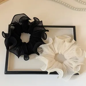 Geplooide mesh haarscrunchies detail, pluizige zwarte en witte haarbanden voor dagelijkse styling.
