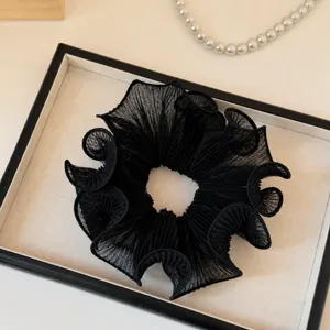 Elegante zwarte geplooide mesh haarscrunchie, bloemdesign voor chique paardenstaartstyling.