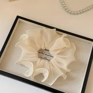 Details van geplooide mesh haarelastiek, elegant beige bloemdesign, zachte haarstaarthouder.