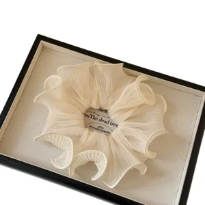 Elegante geplooide mesh haarscrunchie voor vrouwen, zacht witte haarelastiek voor dagelijks.
