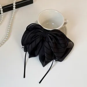 Pince à cheveux minimaliste à nœud rayé noir, élégante griffe en maille pour coiffures chics.