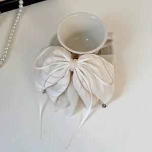 Pince à cheveux nœud rayée minimaliste, élégant accessoire de coiffure français pour femmes.