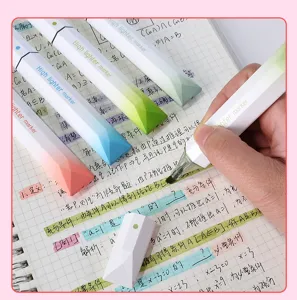 Nahaufnahme eines ästhetischen Pastell-Farbverlauf-Textmarkers beim Schreiben auf Notizpapier.
