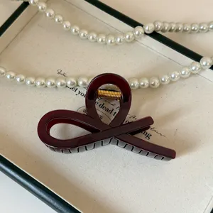 Molla per capelli in acrilico bordeaux, design incrociato elegante, ideale per acconciature chic.
