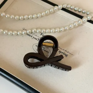 Elegante molletta per capelli marrone scuro con intaglio a croce, clip in acrilico per donna.
