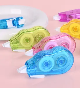 Vue détaillée de mini correcteurs de ruban colorés avec engrenages transparents et design lisse.