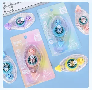 Vue détaillée de ruban adhésif double face à rouleau transparent avec design coloré style