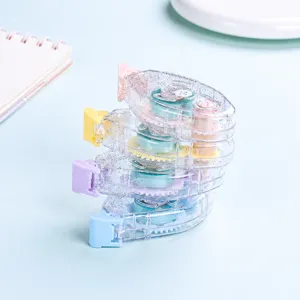 Rouleau de ruban adhésif double face transparent avec capuchon pour fournitures scolaires.