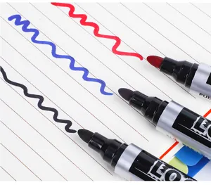Primo piano di pennarelli permanenti multicolori che mostrano linee e punte fini.