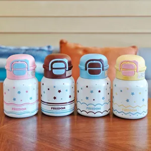 Borraccia termica colorata per bambini con fantasia di stelle e cannuccia in acciaio.