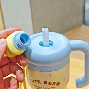 Vista dettagliata della simpatica tazza termica con manico e cannnuccia, pratica.
