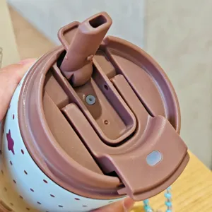 Vista ravvicinata dettagliata del coperchio della tazza da caffè con cannuccia e design.